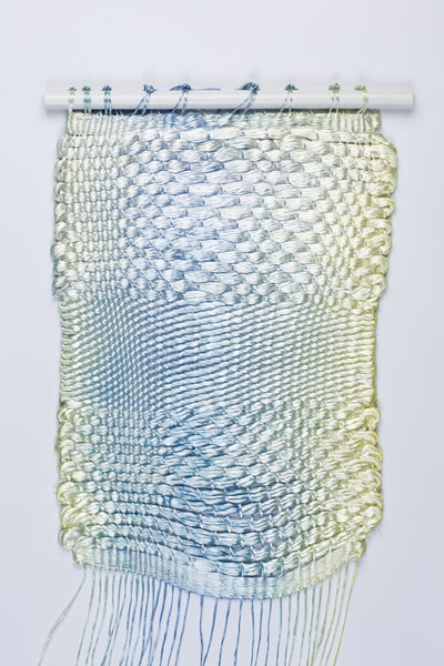 Aurora Passero - "Channeling", 2022, håndvevd, håndfarget nylon, 96 x 35cm